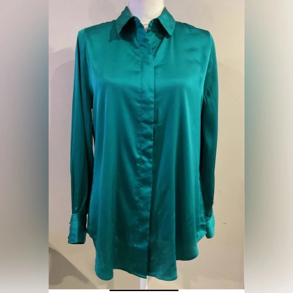 Chicos Satin Pleat Sleeve Shirt Button Up Blouse Bright Jade Green Sz 0 (S) NWT - Picture 1 of 9
